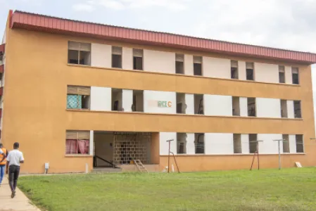 État des bâtiments du Campus 2 de Bouaké – Programme 2025 de réhabilitation des universités et cités universitaires — Photo 2