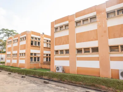 État des bâtiments avant le lancement des traveaux de la cité Forestière de Bouaké – Programme 2025 de réhabilitation des universités et cités universitaires — Photo 1