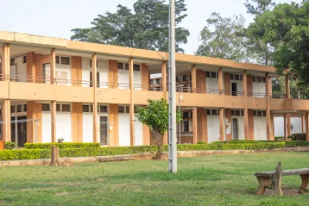 État des bâtiments avant le lancement des traveaux de la cité Forestière de Bouaké – Programme 2025 de réhabilitation des universités et cités universitaires — Photo 3