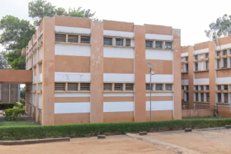 État des bâtiments avant le lancement des traveaux de la cité Forestière de Bouaké – Programme 2025 de réhabilitation des universités et cités universitaires — Photo 5